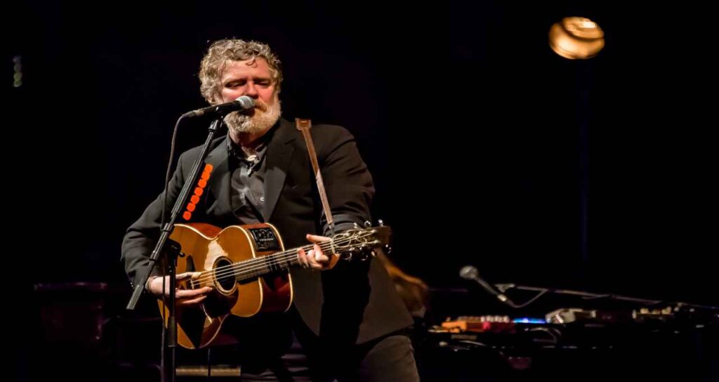 Glen Hansard, l’autenticità come forma d’arte. Il ricordo di un cantautore che ha lasciato un segno