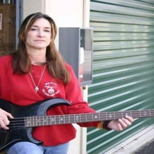Connie Burton: la memoria di Cliff. L’amore di una sorella che ha custodito l’uomo oltre la leggenda del metal