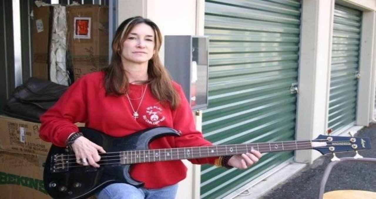 Connie Burton: la memoria di Cliff. L’amore di una sorella che ha custodito l’uomo oltre la leggenda del metal