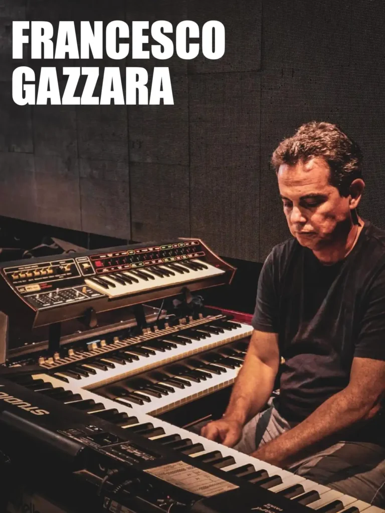 Francesco Gazzara suona una tastiera in studio, circondato da sintetizzatori e organi, in un'immagine per il tour volpe