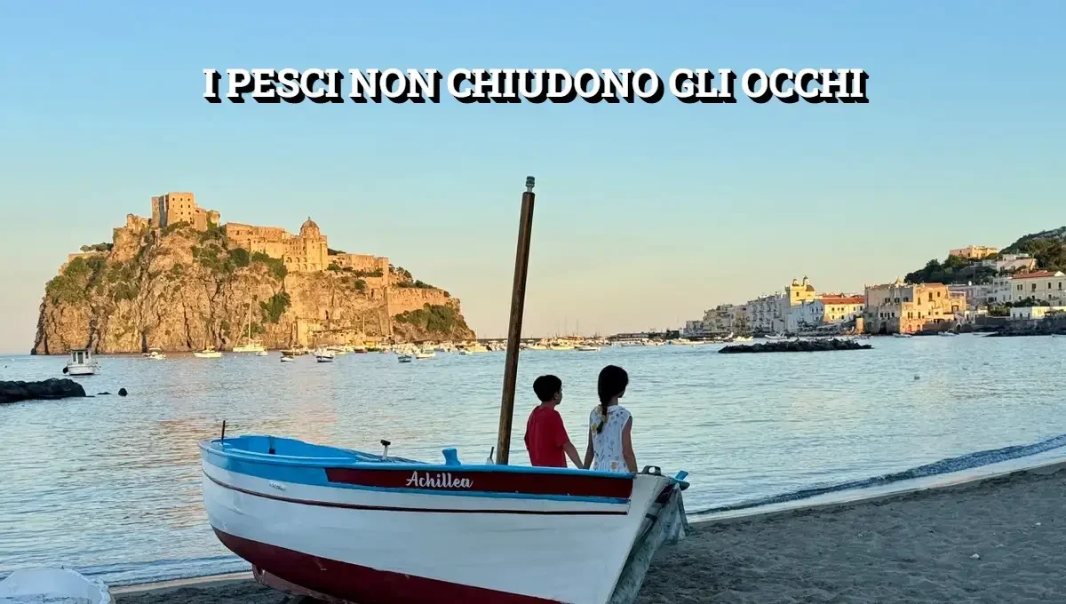 Due bambini guardano il mare di Ischia seduti su una barca chiamata Achillea, con il Castello Aragonese sullo sfondo