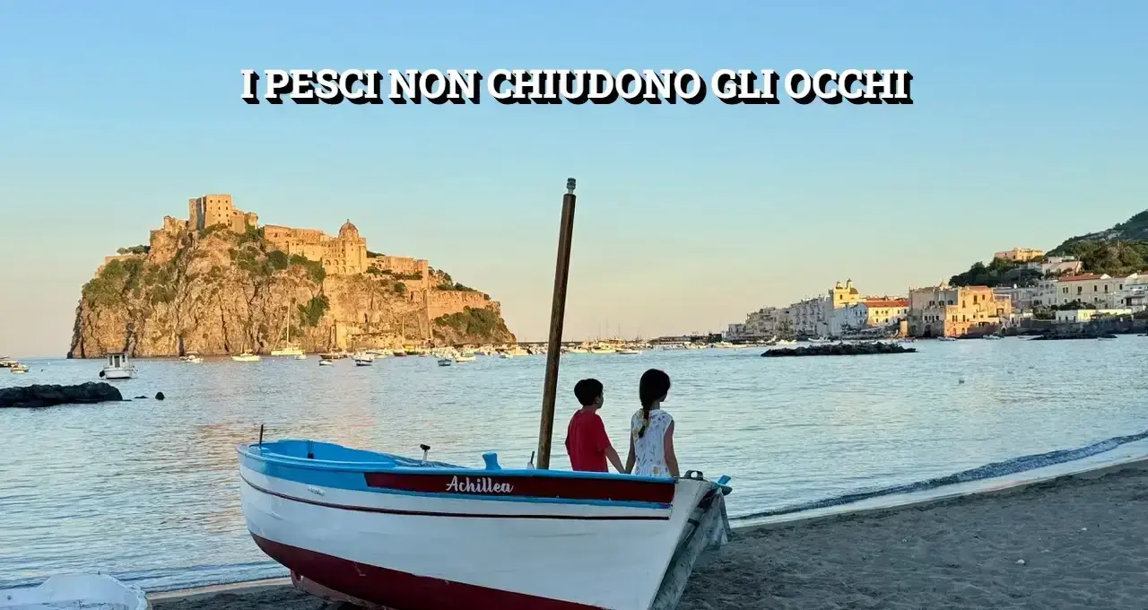 Due bambini guardano il mare di Ischia seduti su una barca chiamata Achillea, con il Castello Aragonese sullo sfondo