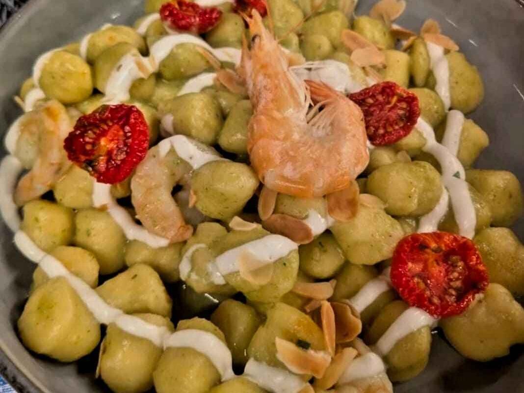Gnocchi gamberoni pachino e stracciatella