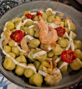 Gnocchi gamberoni pachino e stracciatella