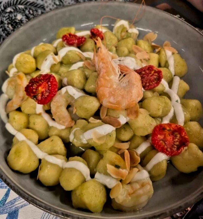 Gnocchi gamberoni pachino e stracciatella