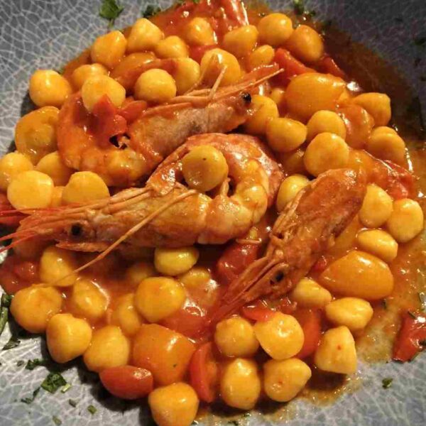 Gnocchi con gamberoni e pomodori pachino