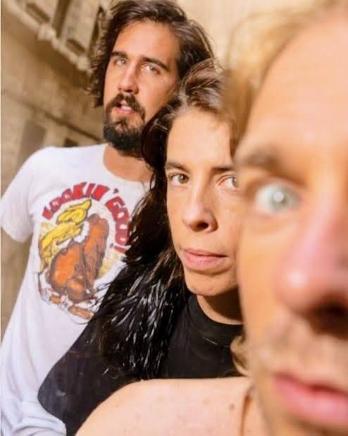 I Nirvana in primo piano con Krist Novoselic che indossa una maglietta con la scritta Lookin' Good durante il loro tour in