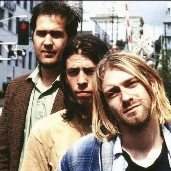 I membri dei Nirvana Krist Novoselic, Dave Grohl e Kurt Cobain in posa per una foto durante il loro tour in Italia