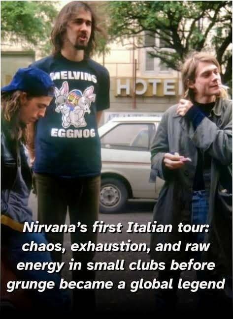 I Nirvana durante il loro primo tour in Italia: Krist Novoselic con maglietta Melvins, Dave Grohl e Kurt Cobain in strada