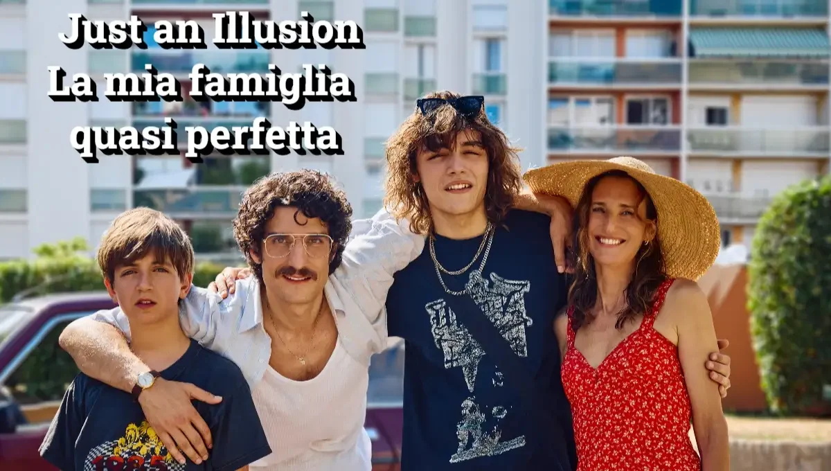 Quattro membri della famiglia protagonista del film Just an Illusion – La mia famiglia quasi perfetta posano sorridenti