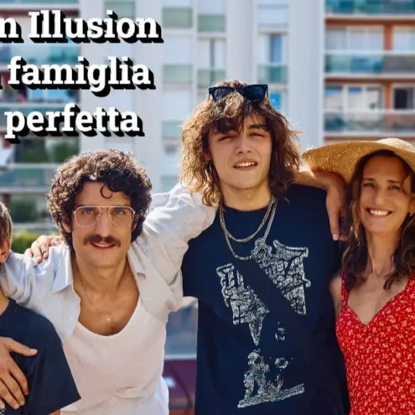 Quattro membri della famiglia protagonista del film Just an Illusion – La mia famiglia quasi perfetta posano sorridenti