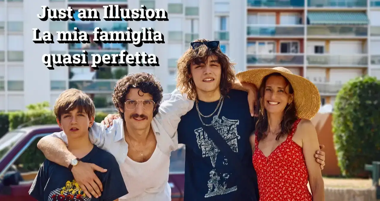 Quattro membri della famiglia protagonista del film Just an Illusion – La mia famiglia quasi perfetta posano sorridenti