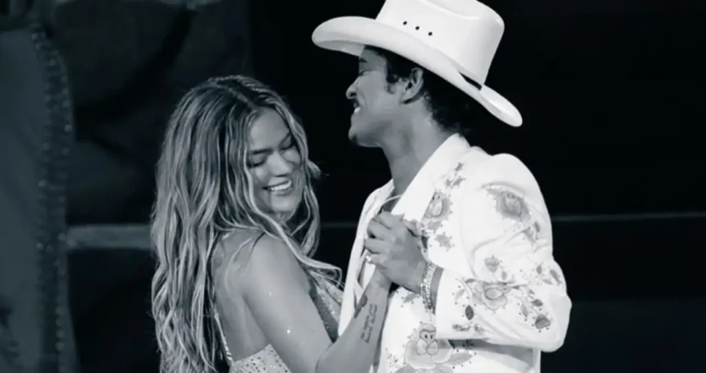 Karol G, “Still” con Bruno Mars: il nuovo videoclip racconta una notte da 50mila persone