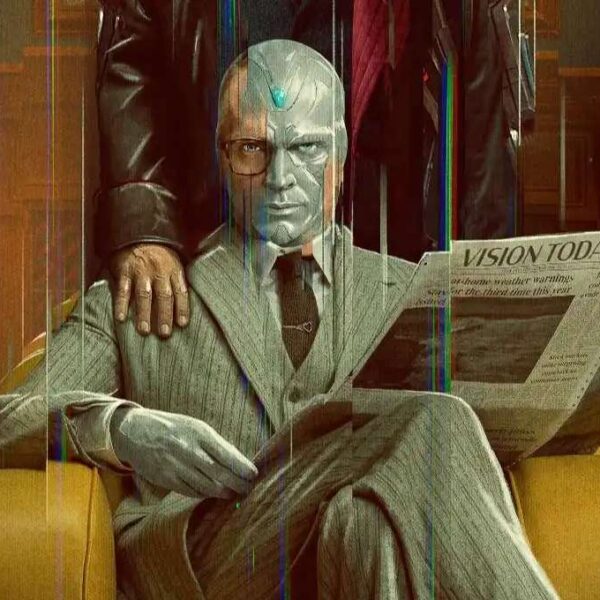 Vision siede su una poltrona gialla leggendo il giornale Vision Today in un'immagine con effetto glitch per Marvel