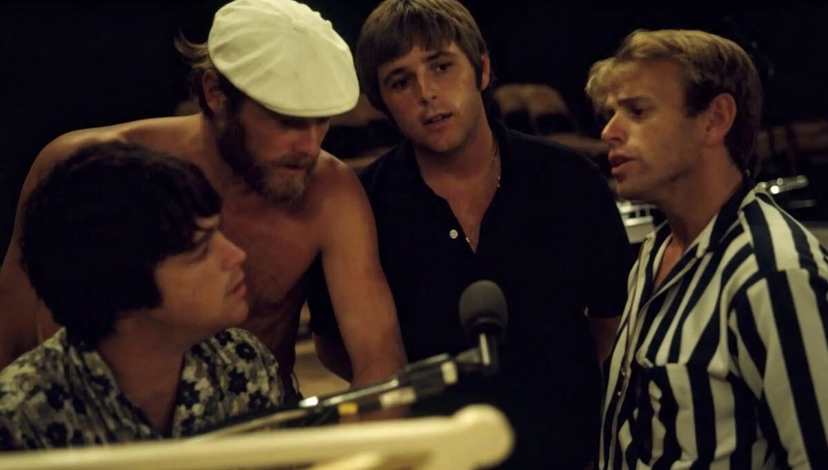 I Beach Boys in studio di registrazione mentre lavorano al vinile colorato Surfin’ Safari pubblicato da Halidon