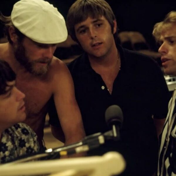 I Beach Boys in studio di registrazione mentre lavorano al vinile colorato Surfin’ Safari pubblicato da Halidon