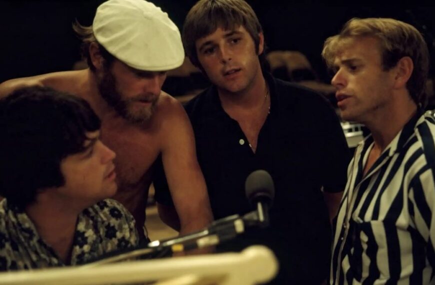 I Beach Boys in studio di registrazione mentre lavorano al vinile colorato Surfin’ Safari pubblicato da Halidon