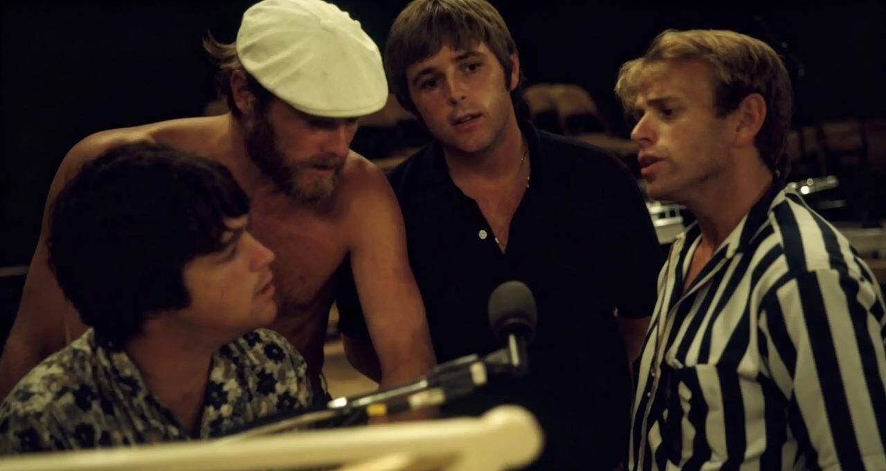 I Beach Boys in studio di registrazione mentre lavorano al vinile colorato Surfin’ Safari pubblicato da Halidon