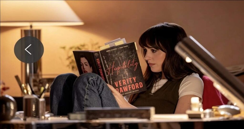 “Verity Corner”: il thriller di Colleen Hoover arriva nel cuore di Milano durante la Fashion Week