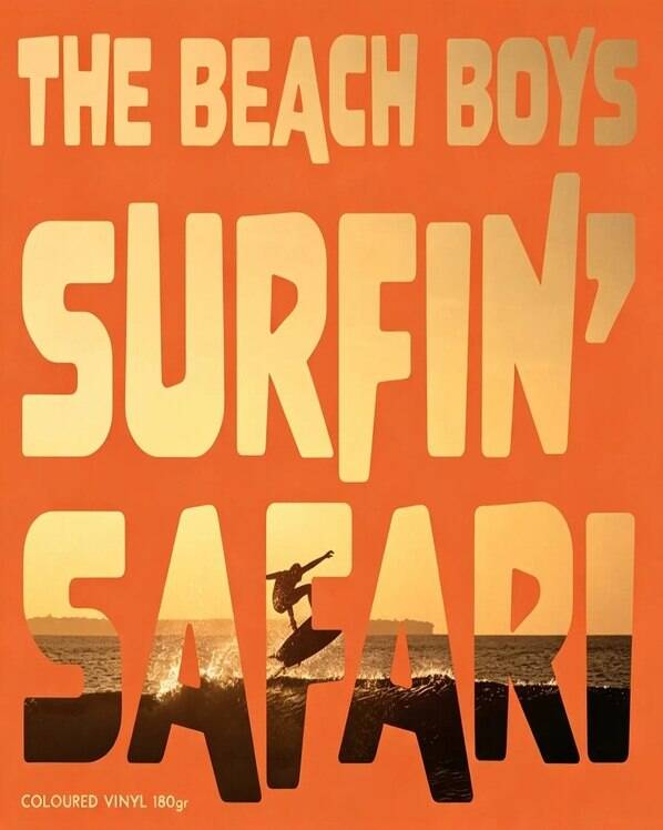 Copertina del vinile colorato Surfin' Safari dei Beach Boys con scritte dorate su sfondo arancione e sagoma di un surfista