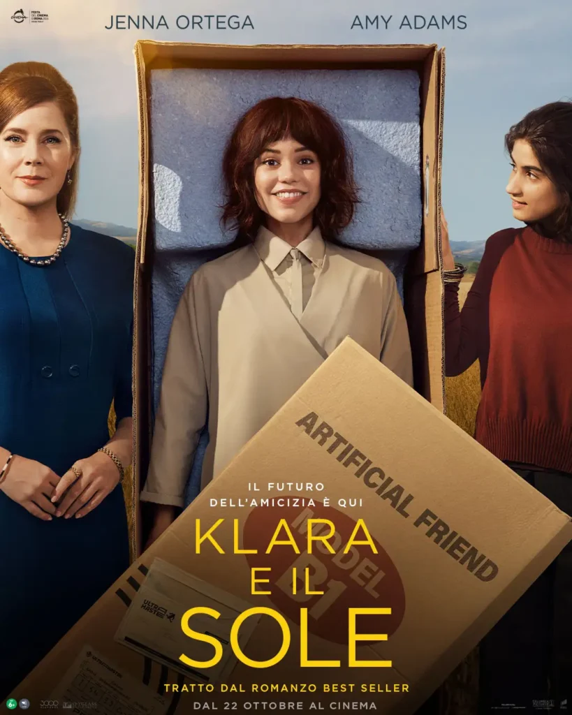 Locandina del film Klara e il Sole con Jenna Ortega in una scatola da bambola tra Amy Adams e un'altra ragazza in un campo