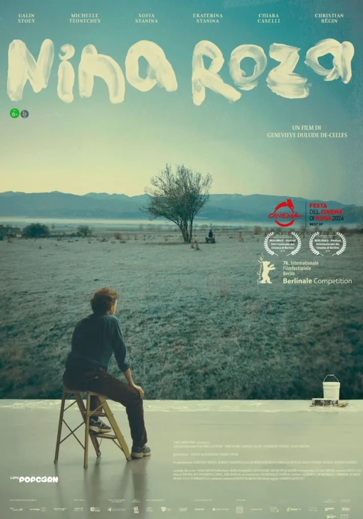 Locandina del film Nina Roza con una persona seduta su una scala che osserva un paesaggio brullo, premiato con l'Orso