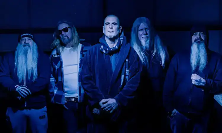 I membri della band Down in posa frontale sotto luce blu intensa, abiti scuri, lunghi capelli e barbe grigie, Phil Anselmo