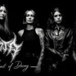 Le quattro componenti della band death metal Crypta posano in bianco e nero sotto il logo del gruppo e la scritta A Portrait