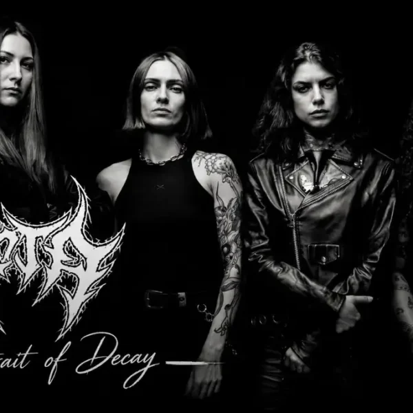 Le quattro componenti della band death metal Crypta posano in bianco e nero sotto il logo del gruppo e la scritta A Portrait