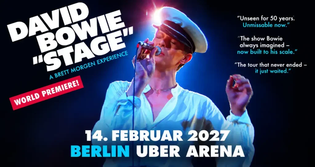 David Bowie sul palco con cappello bianco e camicia chiara mentre canta al microfono, titolo grande "DAVID BOWIE 'STAGE'" e