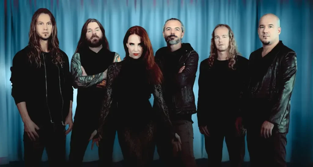 I membri della band Epica posano insieme davanti a un fondale blu per il concerto Live at The Symphonic Synergy