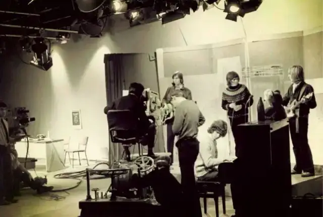 I giovani Genesis in bianco e nero durante una sessione di registrazione in studio per l'album From Genesis to Revelation