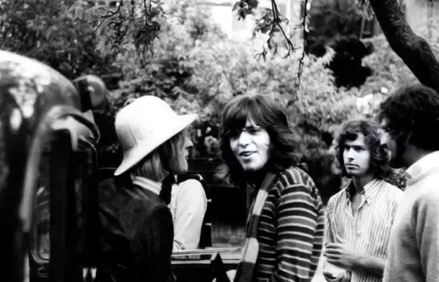 Peter Gabriel e i membri dei Genesis in una foto in bianco e nero del 1969 durante le sessioni di Genesis to Revelation