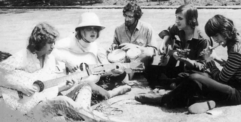 I Genesis nel 1967 durante le sessioni di From Genesis to Revelation mentre suonano chitarre, flauto e percussioni in