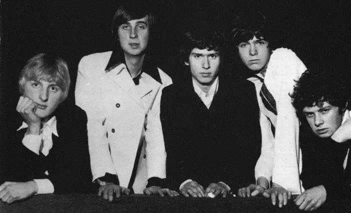 Foto promozionale del 1969 dei Genesis, con i membri della band in posa in bianco e nero per l'album From Genesis to