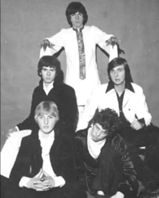 I Genesis in una foto promozionale in bianco e nero del 1968, all'epoca dell'album Genesis from Genesis to Revelation