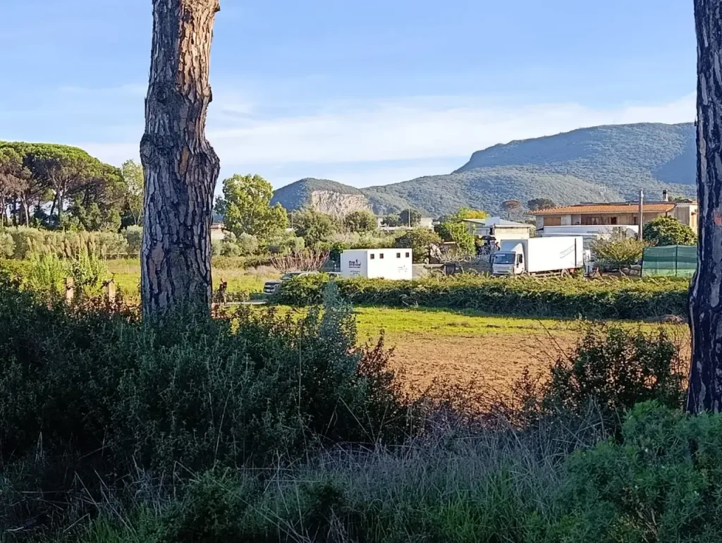 Set cinematografico del film Go con camion e attrezzature tecniche in un campo vicino a San Felice Circeo e Sabaudia