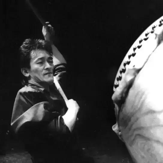 Joji Hirota colpisce con vigore un grande tamburo tradizionale giapponese durante una performance intensa in bianco e nero
