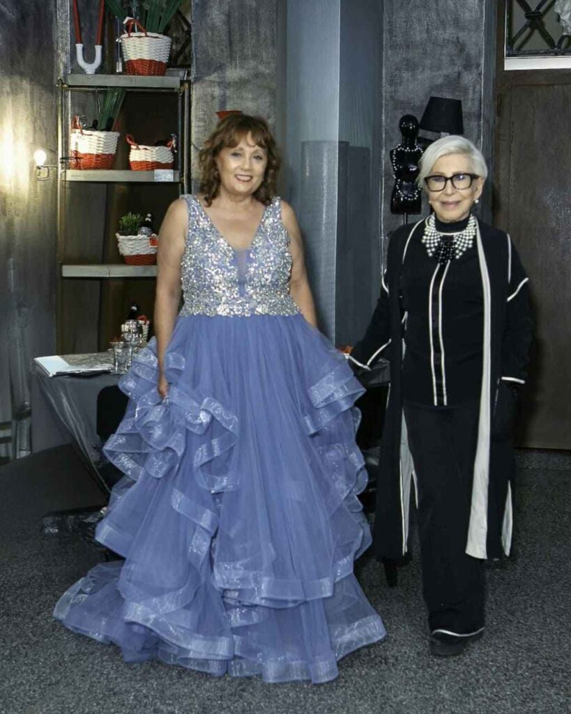 Maria Pia Cappello festeggia il suo compleanno indossando un elegante abito lungo azzurro con corpetto di cristalli