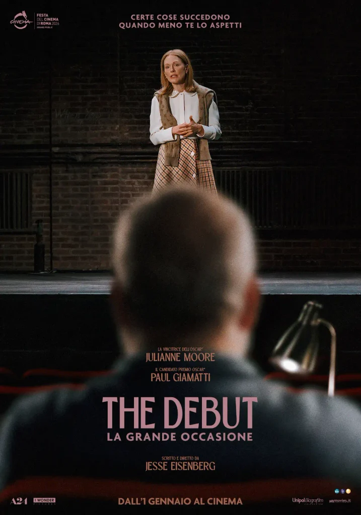 Julianne Moore in piedi su un palco scuro con microfono immaginario, uomo sfocato in primo piano e titolo THE DEBUT sotto