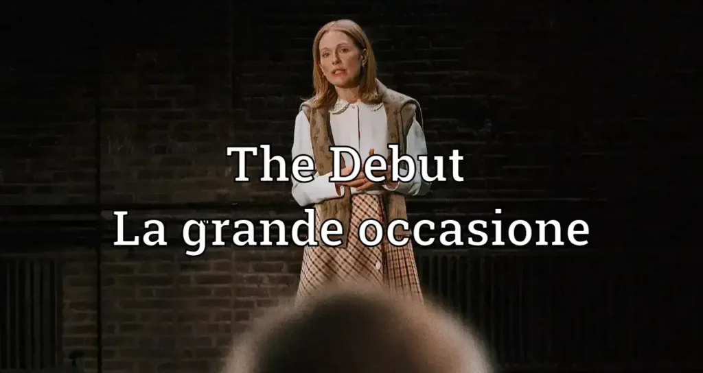 Julianne Moore in scena su sfondo scuro mentre pronuncia un monologo, titoli bianchi "The Debut" e "La grande occasione"