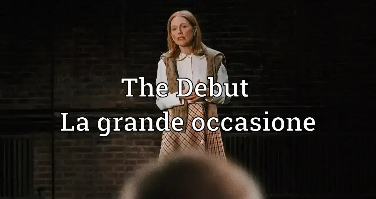Julianne Moore in scena su sfondo scuro mentre pronuncia un monologo, titoli bianchi "The Debut" e "La grande occasione"