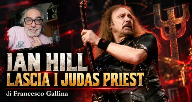 Ian Hill dei Judas Priest suona il basso in concerto accanto alla scritta Ian Hill lascia i Judas Priest e al volto di un