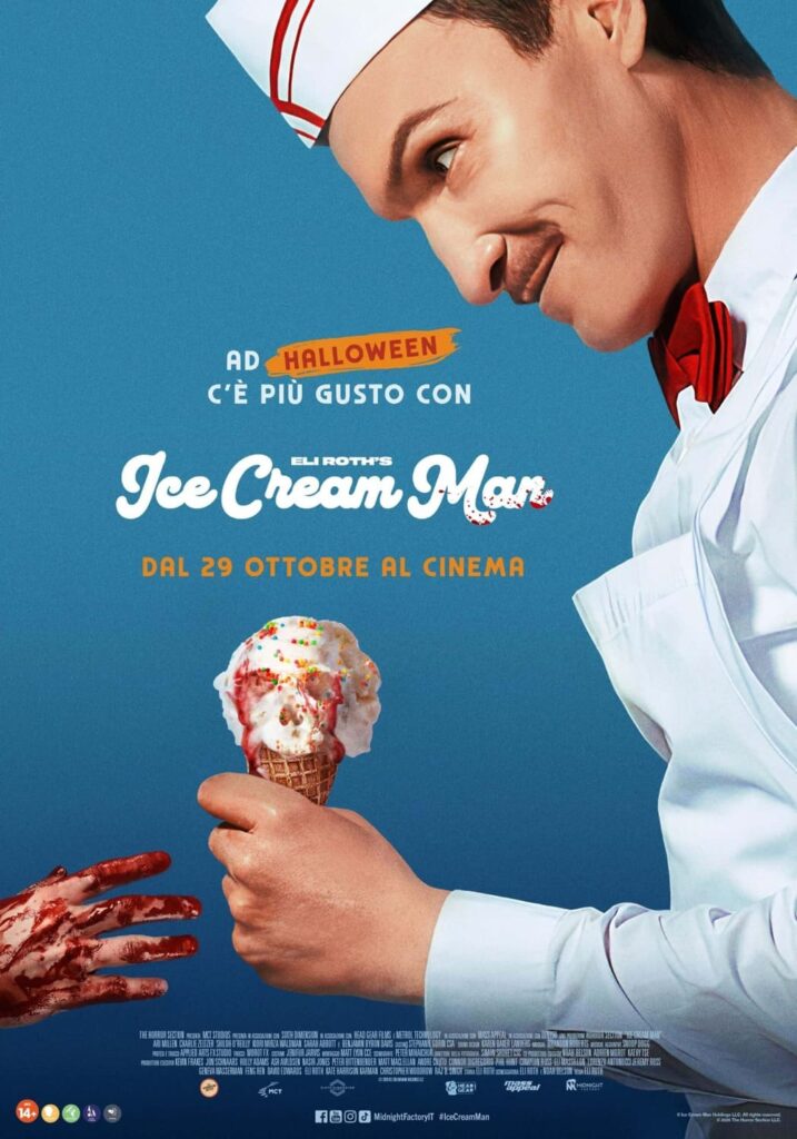 Volto sorridente di venditore in divisa bianca con fiocco rosso che porge un cono di gelato macchiato di sangue verso una
