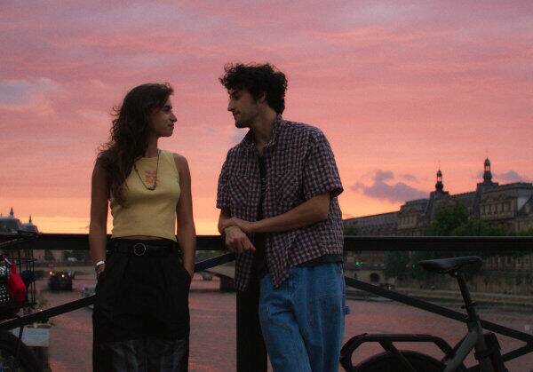 Anne e un ragazzo si guardano intensamente su un ponte al tramonto, in una scena tratta dal film Il Tempo Di Anne