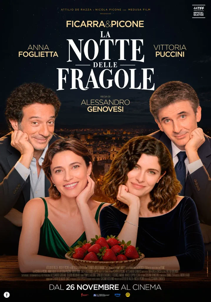 Poster del film La notte delle fragole con Ficarra e Picone in alto, Anna Foglietta e Vittoria Puccini in primo piano e una