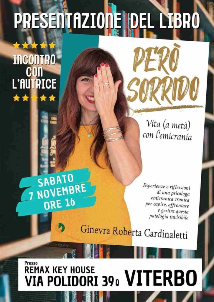 Donna sorridente con abito giallo che si copre un occhio con la mano davanti alla copertina del libro Però sorrido di