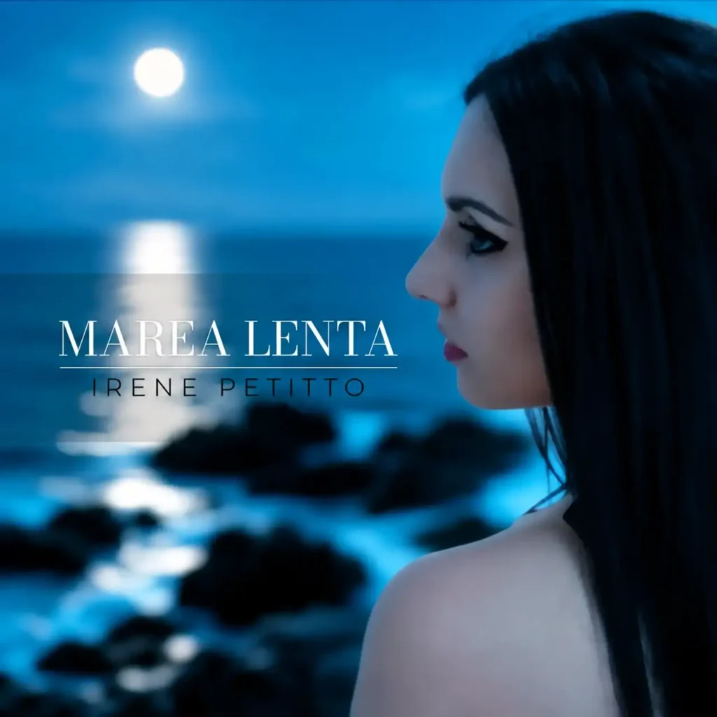 Irene Petitto di profilo su uno sfondo notturno con luna piena sul mare e la scritta Marea Lenta sovrapposta