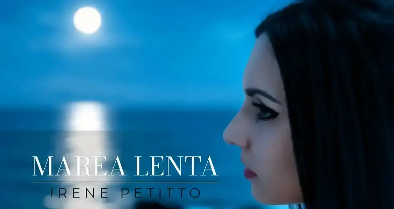 Irene Petitto di profilo davanti al mare notturno illuminato dalla luna, con la scritta Marea Lenta in primo piano