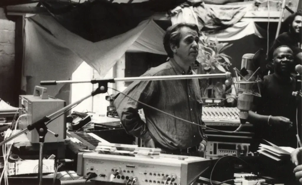 Peter Gabriel in studio di registrazione nel 1992, circondato da mixer, microfoni e strumentazione tecnica per l'album The